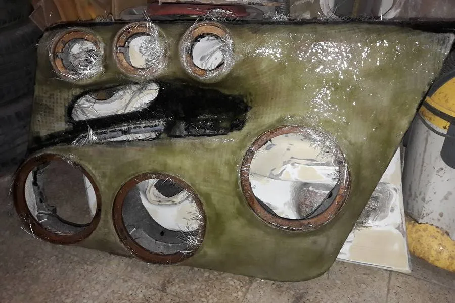 Fiat Punto kapı tasarımı, boyanmamış ham fiberglass döküm hâli: hoparlör yuvaları açılmış yeşilimsi panel